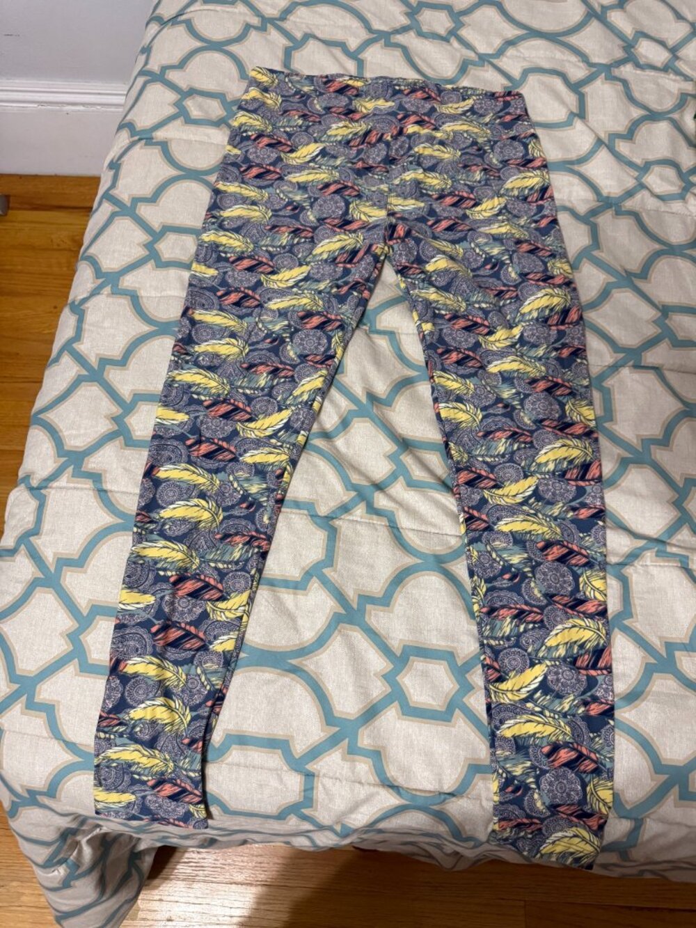 NWOT LuLaRoe Navy Yellow Feather Print Leggings Tall & Curvy 💙